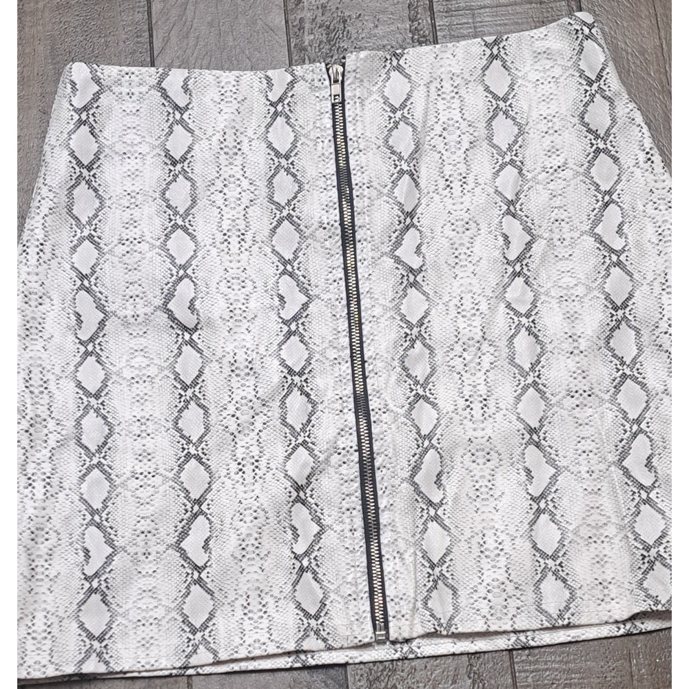 Fashion Nova Snakeskin Mini Skirt Front Zip White Gray Size Small S